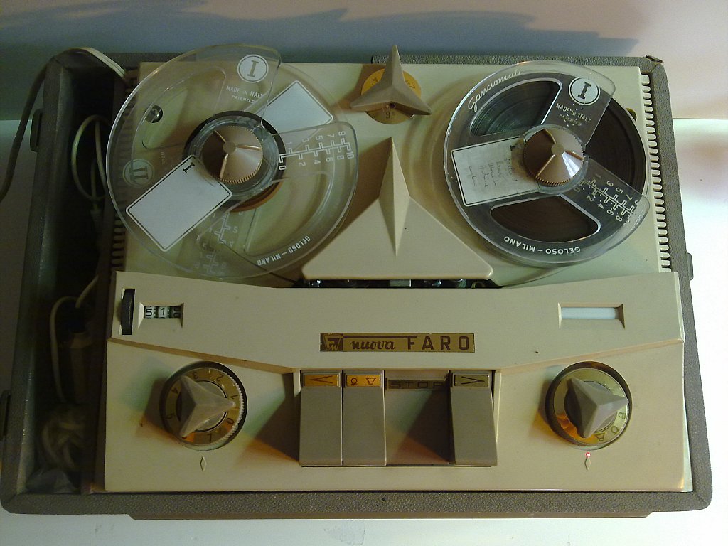 Le bobine che venivano usate prima delle cassette, in primo piano il contatore del nastro.